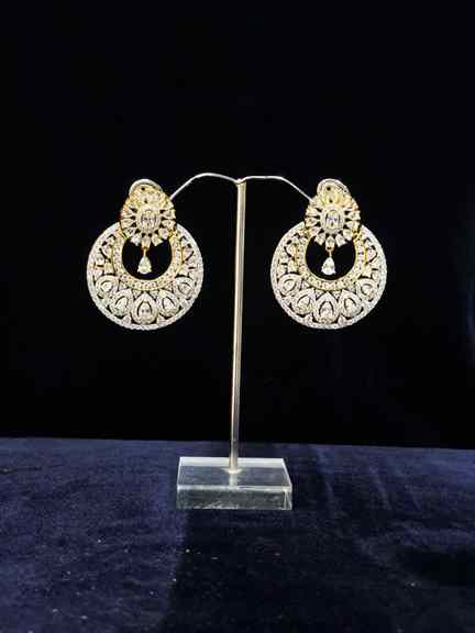 GOLD WITH DAIMOND EARING
